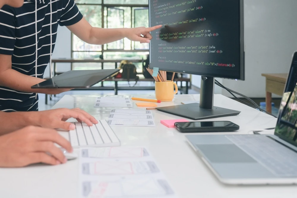 7 Reasons Why Businesses Should Outsource Software Development